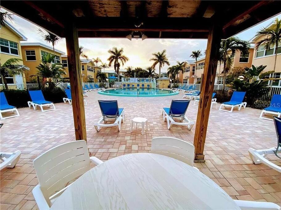 Gulf Coast Gem Private Condo - 2Bed, 1Bath, Sleeps 6, Across The Street From Beach & Gulf, Game Room, Pool Clearwater Beach Exterior photo